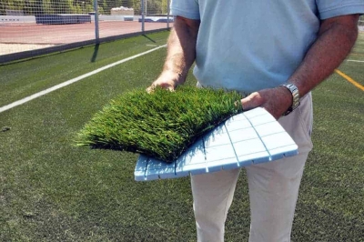 La gespa renovada del camp de futbol