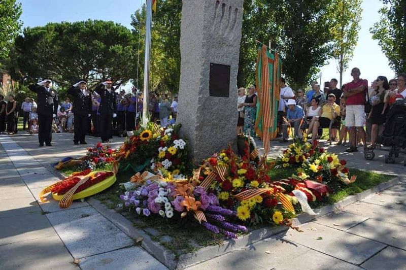 Ofrenes florals al monòlit de l'Onze de Setembre