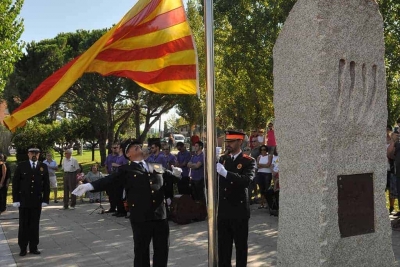 Membres de la Policia Local i de Protecció Civil de Montornès han hissat la bandera catalana