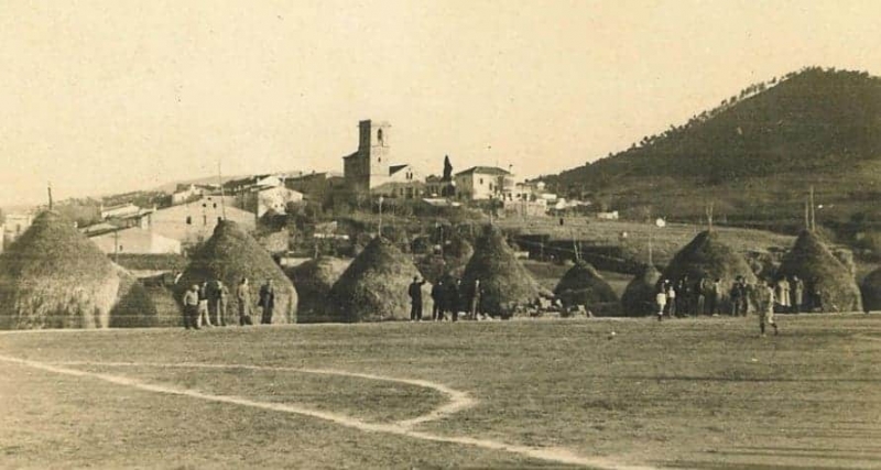 El camp de futbol de Montornès, cap a 1950. AMMV, col·lecció de Maria Forcada.