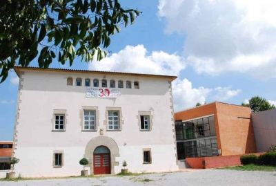 L'Escola d'Adults Marinada està ubicada a les instal·lacions de l'Institut Vinyes Velles