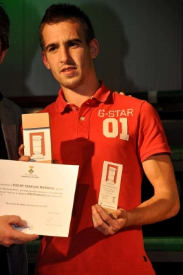 Un representant del Club Deportivo Montornés Norte va recollir en nom d'Óscar Venegas el Premi sènior masculí a la constància