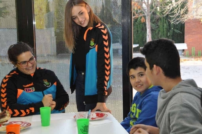Jugadores del KH7 BM Granollers dinant amb joves del programa RAI-ESO
