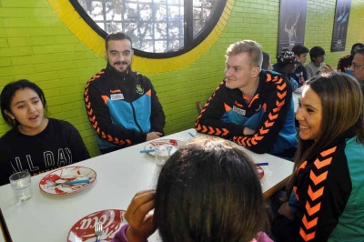 Esportistes del Fraikin i KH7 BM Granollers dinant amb joves del programa RAI-ESO