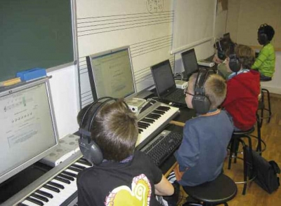 Alumnes de llenguatge musical de 7 i 8 anys realitzant un exercici d’dentificació de notes musicals. Foto d'arxiu: Escola Municipal de Música, Dansa i Aula de Teatre