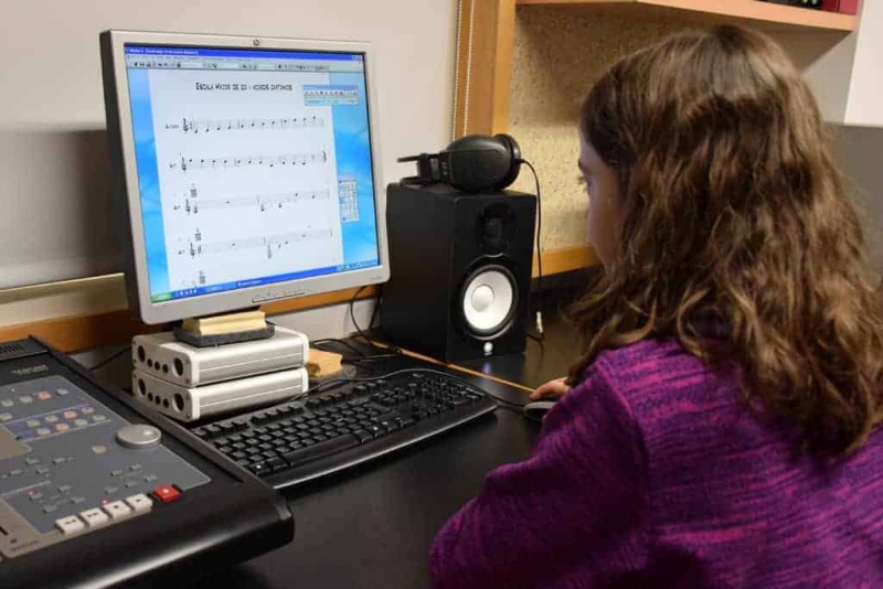 Classe de Llenguatge Musical de l'aula de noves tecnologies de l'Escola Municipal de Música