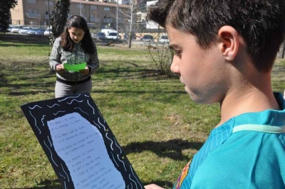 L'alumnat llegeix un poema abans de començar la plantació d'arbres a l'Institut Vinyes Velles