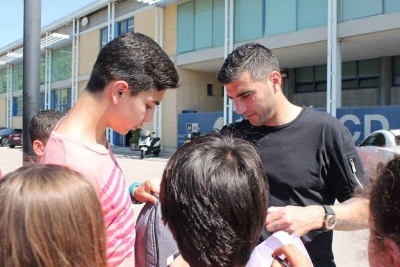 El centrecampista José Antonio Reyes també va signar autògrafs als infants