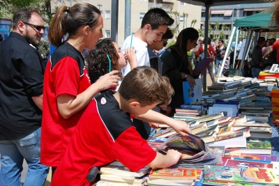 Parades de llibres a la plaça de Pau Picasso