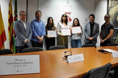 Foto de família amb l'alcalde, José A. Montero, i els directors dels centres d'ensenyament assistents a l'acte