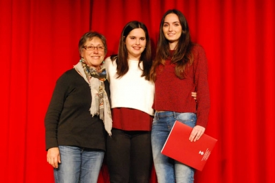 A la dreta, la guanyadora del VI Premi Font de Santa Caterina de Microcontes Aroa Periche i al centre, la guanyadora de l'accèssit Aida Chavarria