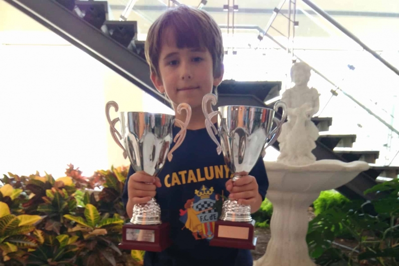 Àlex Villa amb els trofeus de campió d'Espanya sub-7 i tercer classificat a la categoria sub-8 (Font: Club d'Escacs Montornès)