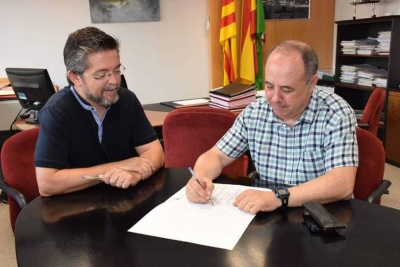 L'alcalde, José A. Montero i el director de l'Institut Vinyes Velles, Josep Segura, durant la signatura del conveni