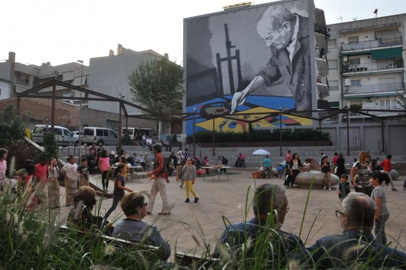 La renovada plaça de Joan Miró, en un moment de la festa d'aniversari