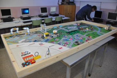 L'organització del concurs ha cedit a l'escola un tauler amb peces LEGO