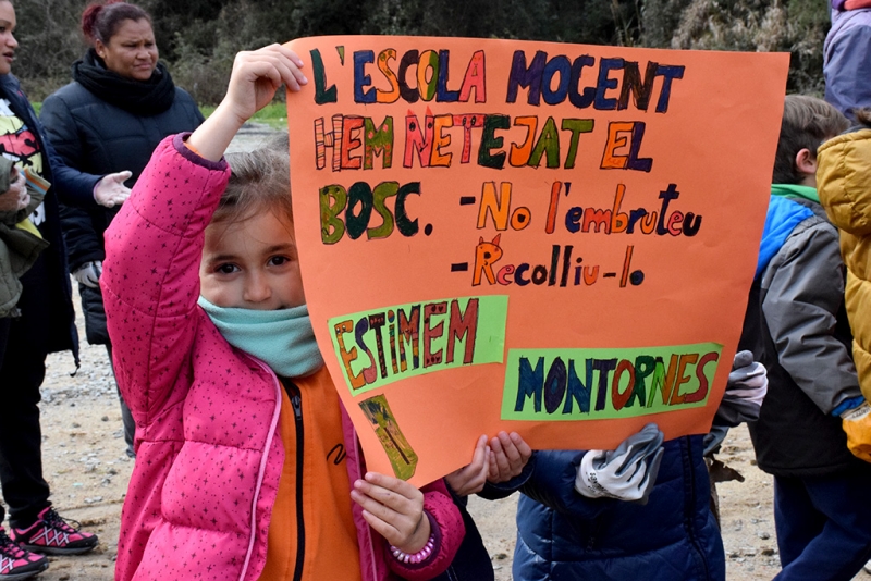 Alumnes de l'Escola Mogent han netejat el bosc i après a reciclar