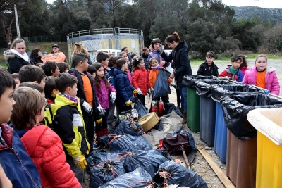 Alumnes de l'Escola Mogent han netejat el bosc i après a reciclar