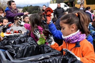 Alumnes de l'Escola Mogent han netejat el bosc i après a reciclar