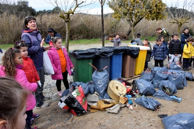 Alumnes de l'Escola Mogent han netejat el bosc i après a reciclar