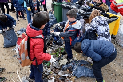 Alumnes de l'Escola Mogent han netejat el bosc i après a reciclar