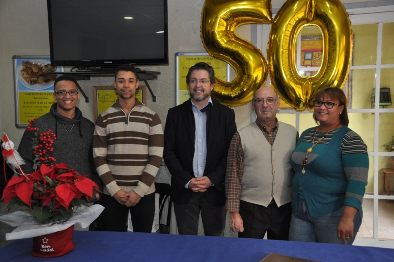 L'alcalde, José A. Montero, amb el propietari de Can Campa, Josep Maymó, i personal de l'establiment