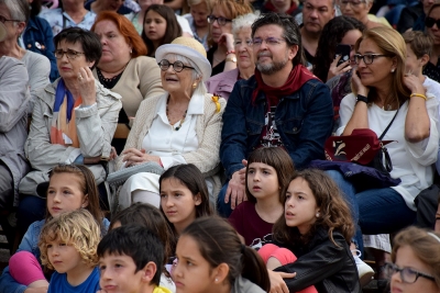 El públic segueix la trama amb intensitat. Entre ells, Pilarín Bayés, l'alcalde de Montornès i l'alcaldessa de Vallromanes