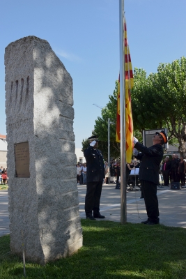 Membres de la Policia Local i de Protecció Civil de Montornès han hissat la bandera catalana