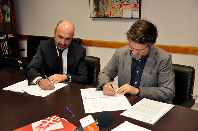 L'alcalde, José A. Montero i Juan Nuñez, director d'operacions de Metrovacesa, en el moment de la signatura del conveni 