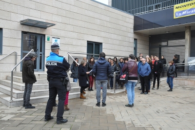 Concentració en suport a una treballadora social agredida a Salt