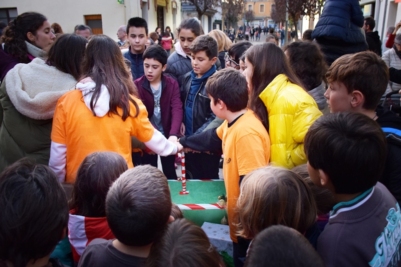 Moment de l'encesa dels llums per part dels membres del Consell d'Infants