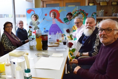 Sant Jordi amb les persones usuàries del servei de menjador social per a la gent gran