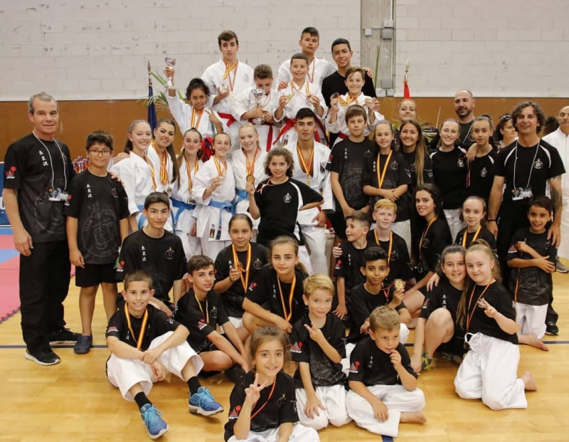 Foto de família del Club Karate Montornès al Torneig Tarraco (Foto: Club Karate Montornès)