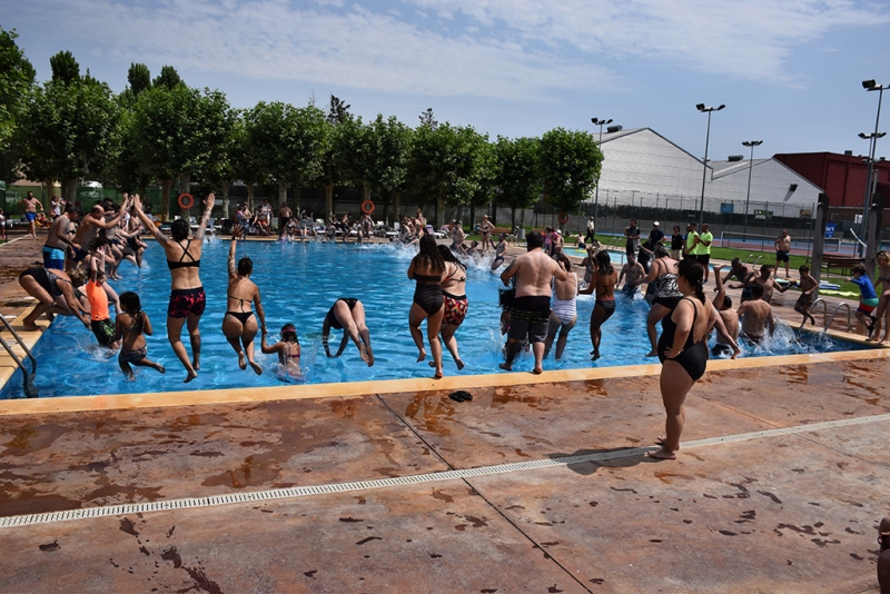 Salt col·lectiu a les piscines d'estiu de Montornès de la  campanya Mulla't 2019