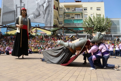 Dansa de la Batalla entre els gegants Bartomeu i Pere Anton a la plaça de Joan Miró (2018). Autor: Juanjo Bermejo.