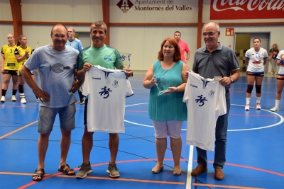 El president del BM Granollers, Josep Pujadas, i un membre de la junta de l'entitat lliuren dues samarretes i una placa al president del Montornès, Enric Molina, amb la presència de la regidora de Polítiques d'Igualtat, Ana María Madrona