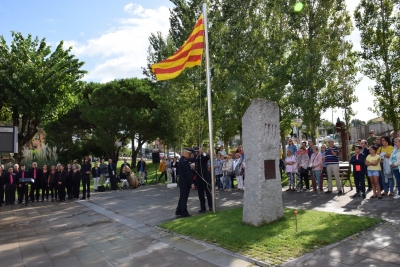 El cap de la Policia Local i un caporal han fet la hissada de la bandera