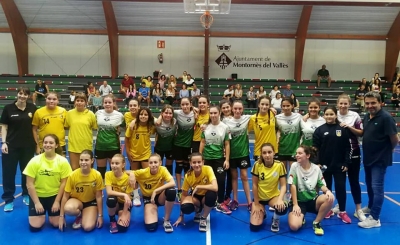 L'equip infantil femení del CH Montornès amb les seves contrincants del Castelldefels
