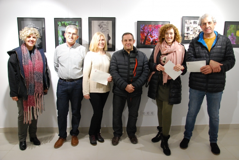 D'esquerra a dreta: la regidora de Cultura, Mercè Jiménez; Mariano Pérez; Chari Pérez; el president de l'Associació Fotogràfica Montornès, José María Ramírez; una representant de Raquel Sánchez; i José Antonio Pérez.