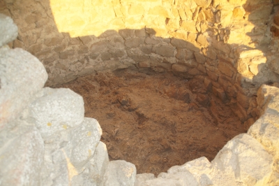 Interior de la torre, una vegada excavat. S’observa la roca mare, base sobre la qual es sustenta l’edificació.