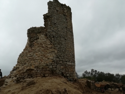 La torre després de ser excavat l’entorn que dona al pati d’armes.