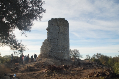 Vista general de la torre i els seus entorn des del pati d’armes. S’observa l’arrencada de la torre des de la roca mare.