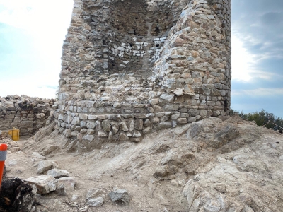 Vista de l’àmbit on les pedres de la base havien estat vençudes, una vegada restaurat.