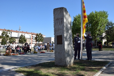 Dos representants de la Policia Local han hissat la bandera. 