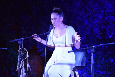 La cantautora local Ariana Zar actuant en format acústic.