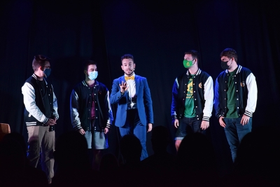 El Mag Marín i quatre joves del públic van protagonitzar el darrer número de l'espectacle.