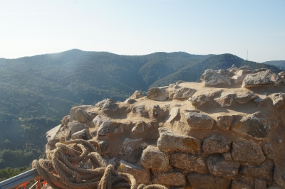 Detall del coronament de la torre consolidat amb morter de calç.