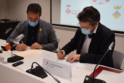 Els alcaldes de Montornès i Vallromanes en un moment de la signatura del conveni.