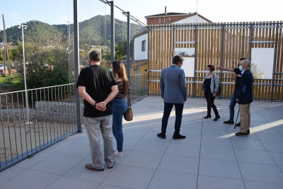 La planta superior de l'equipament disposa d'una terrassa amb vistes al pati exterior