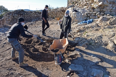 Arqueòlegs excavant a l'entorn de la torre.