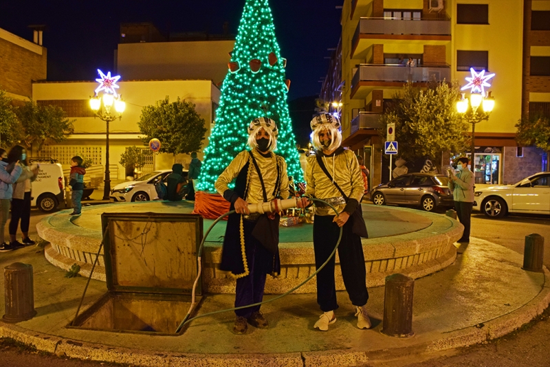 Els dos patges han estat els encarregats d'encendre els llums de Nadal